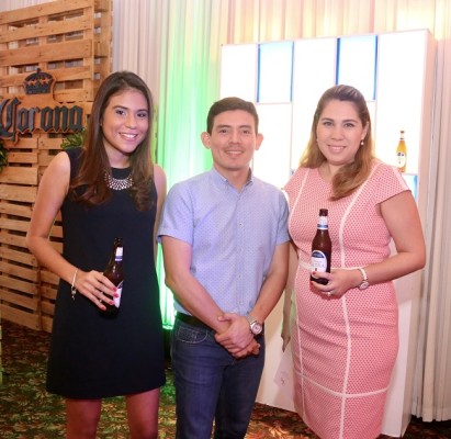 Alondra Caraccioli, Mario Banegas y Carolina Perezdiez.