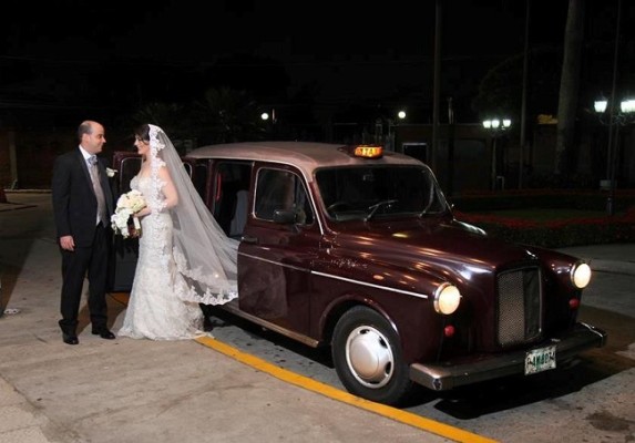 Los novios abordaron un taxi de modelo muy clásico para llegar a su fiesta de bodas...¡Como en un cuento de las más románticas historias de amor!