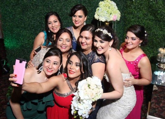 ¡En una celebración de este particular estilo no podían faltar las selfie entre las mejores amigas de la novia!