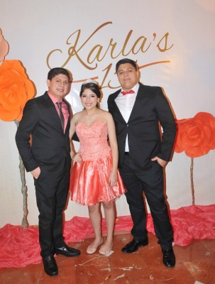 Los jovenes vistieron sus mejores galas en un encuentro festivo en honor a Karla Iveth Bautista