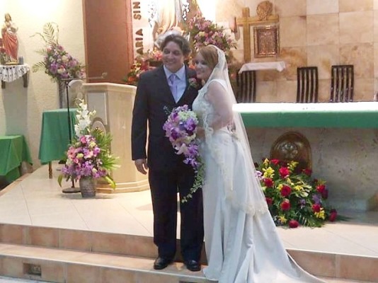 De aniversario de bodas, Fred Robles Caraccioli e Hilda Pineda de Robles