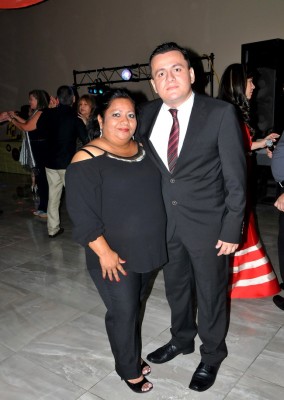 Doris Licona, junto a su hijo, Oscar Funes, quien fue el maestro de ceremonias durante la velada.