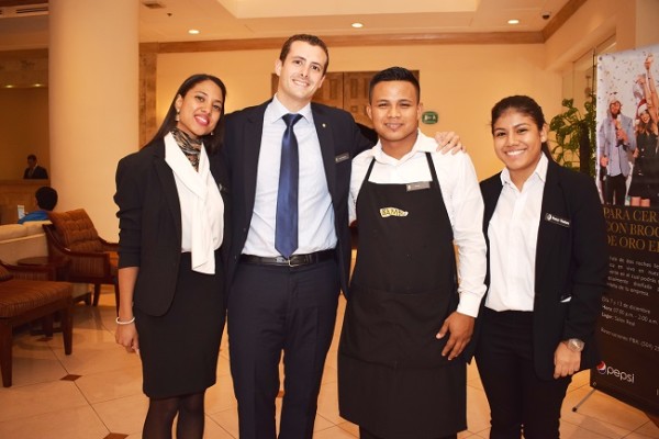 El gerente de alimentos y bebidas Diego Cisneros, junto a parte del staff del reconocido Hotel Real Intercontinental.