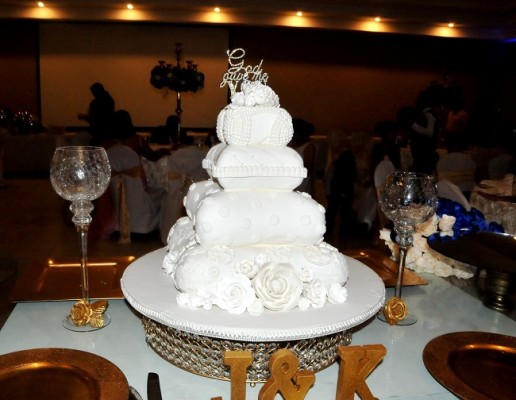 El pastel de Bodas, muy al estilo de los novios y elaborado por Nadia Canahuati de Signature Cakes