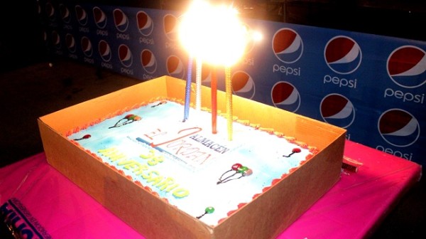 El pastel de aniversario de Almacen El Jordan.