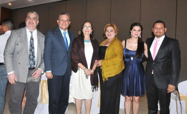 Erick Leiva, Roberto Aguilera, Roxana Zepeda, Gaby Aguilera, Ana Paz y Ricardo Castro