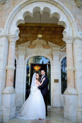 Giries y Mira en la Iglesia La Natividad, en Belén, al finalizar la ceremonia religiosa de su unión matrimonial