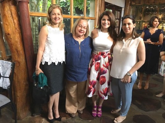 Janeth de Ramos, Rosario Grande, Carla Milla y Patty de Guzman