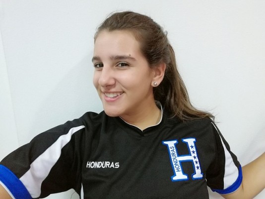 Johely Nicole, juega futbol en el equipo de la Academia Americana