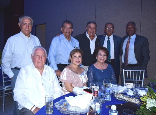 Jorge Marinakys, Luis Prudoth, Manolo, Johnny y Manuel Marinakys, Cora Gutierrez y Sarita Cisneros.