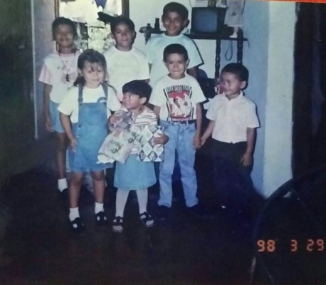 Una fotografía del recuerdo de la niñez de esta pareja de enamorados...Kelly es la niña de vestido azul y Julio es el pequeño que está en primera fila mirándola...desde ese tiempo el "flechazo" ¡era evidente!