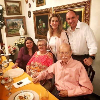 La familia Downing-Paz-Haslam, muy contentos compartiendo juntos