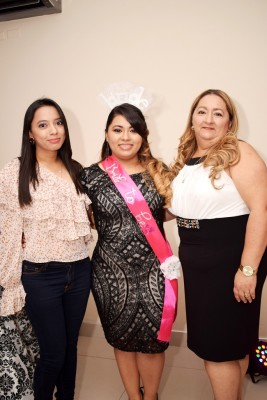 La hermana de la agasajada, Erlinda junto a su madre Nidia de Bobadilla.