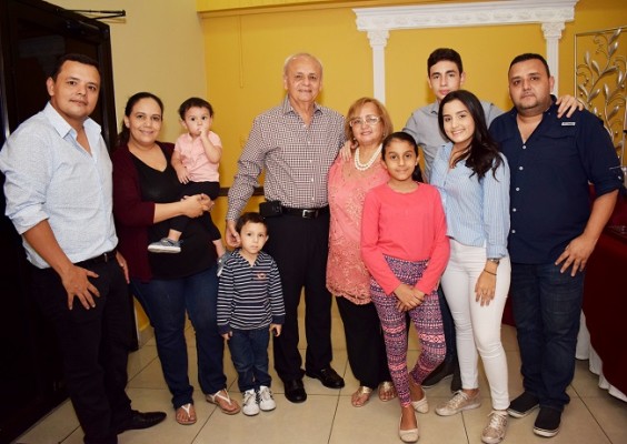 La licenciada Esperanza de Gonzales junto a su esposo, Erick Gonzales, sus hijos y nietos.