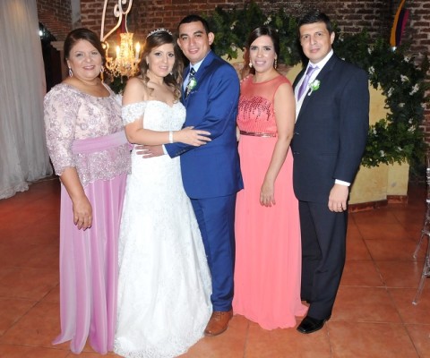 La madre de la novia, Marlene de Rivera, Thania Rivera, Alan Recinos, Samantha y David Rivera, hermano de la novia.