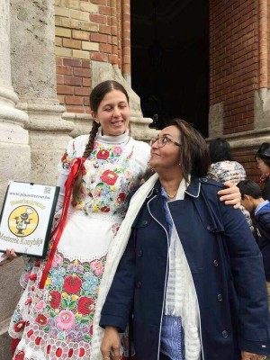 La profesora Maria Elena Gaborith con una de las mujeres mas altas de Praga