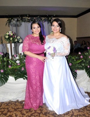 Las dos hermanas gemelas. Carla Mendoza fue la dama de honor en el matrimonio de la bella Claudia