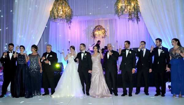 Las familias Suazo y Milla, brindaron por la felicidad de los recien casados, Carla Milla y Julio Enrico Suazo.