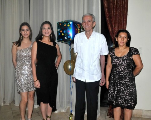Laura Zelaya, Patricia Reynaud, Ambrosio Reynaud y Angela Zelaya