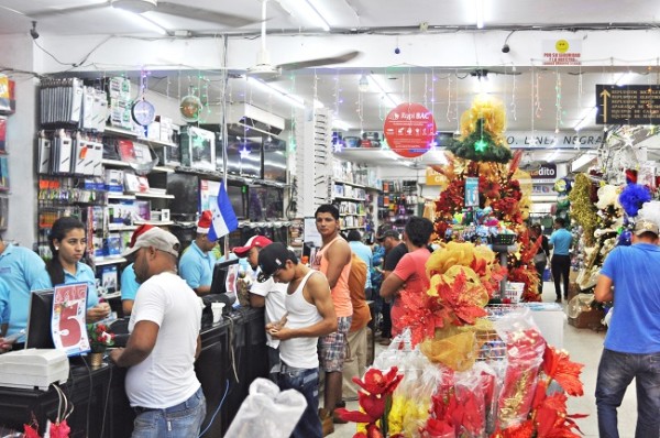 Los clientes aprovecharon los descuentos especiales en toda la tienda.