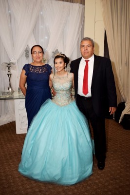 Los padres de Yuli, enmarcando el precioso momento de su hija.