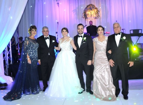 Los padres de la novia, Marisa y Carlos Milla, junto a su hija, Carla Milla, Julio Suazo, Luisa y Sergio Danilo Suazo, padres del