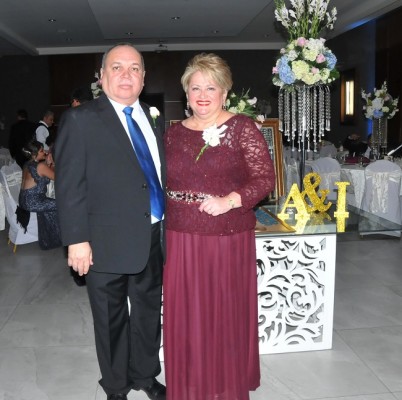 Los padres del novio, Carlos Ochoa y Jenny Navarro