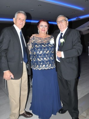 Los padres del novio, Leonidas Cabrera y Lorena Moya, junto a Emilio Cabrera.