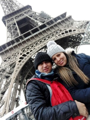 Los recien casados, Alan y Thania, muy felices en Paris, hoy mismo.