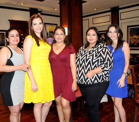 Marissa Alvarado de Platero, Vanessa Arriaga, Hazel Lara de Castillo, Luisa Oyuela y Karina Guevara