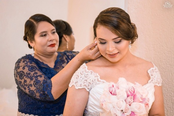 Alicia con su madre, Rita Enamorado...finalizando los detalles de su hermosa imagen de novia