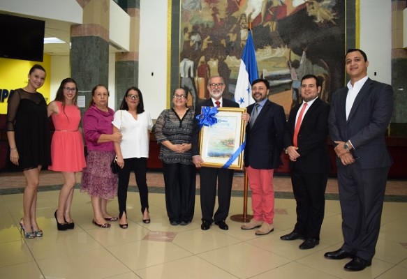 Miembros del Centro Cultural Infantil, posan junto al homenajeado