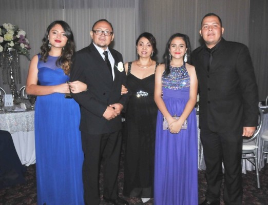 Milka Zelaya, el padre de la novia,Marco Antonio Zelaya (padre de la novia), Sandra Medina, Ivana Zelaya y Gerson Zelaya