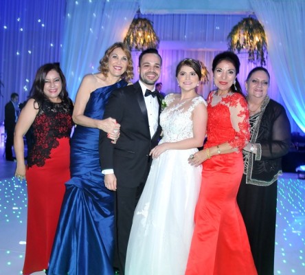 Norma Darcy, Sobeyda Saybe, Julio Suazo, Carla Milla de Suazo, Mavys y Ninfa Nasser.