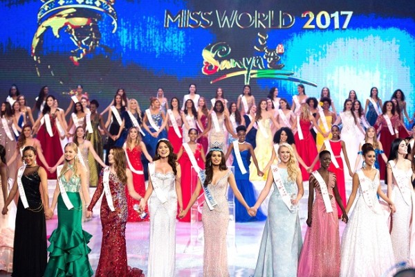 Participantes se toman de las manos en la final del Miss Mundo 2017 celebrada en la isla china tropical de Hainan.