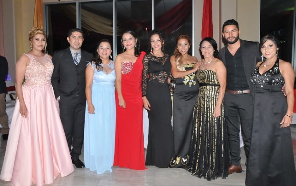 Ross Reyes de Rivera, José Luis Reyes, Claudia Martínez, Skarlet Canales, Claudia Canales, Karina Reyes, Doris Reyes, Jonathan Cardona y Ana Reyes