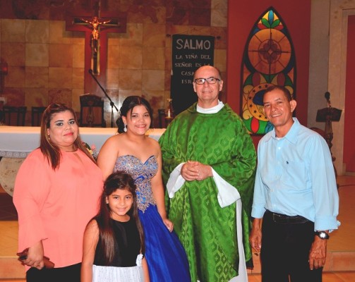 La madre de Andrea, Rosario Motiño, Karla María, Andrea Nicole y el padre de la Parroquia San Vicente de Paúl, junto a Santiago Solórzano, al finalizar la misa de acción de gracias por el cumpleaños de Andrea