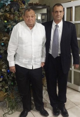 Salió muy bien de su intevencion don Kike Vitanza , para alegria de sus amigos. En la foto con su hijo Kike