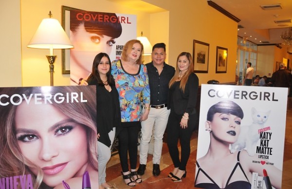 Vivian Reyes, Lily Sucrovich y Wendy Orellana con el maquillista internacional de CoverGirl, Carlos Cuesta.