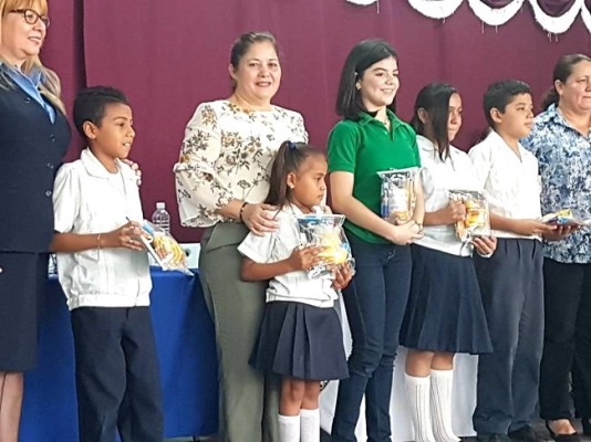 Wiladina Chiang ofreciendo un curso de educación a más de 19 mil jovenes