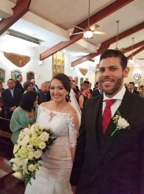 Los recien casados, muy felices al salir de la Iglesia Nuestra Señora de Suyapa