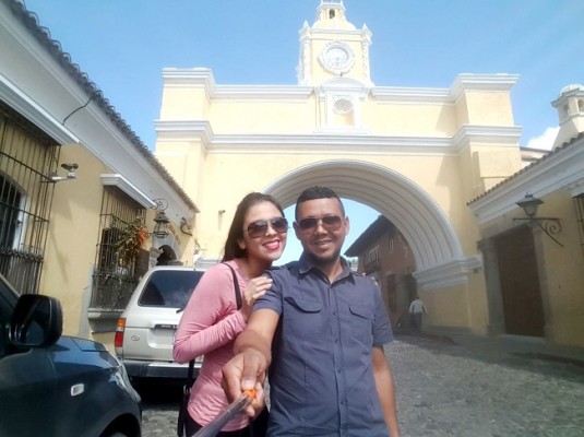 Los esposos Contreras-Villanueva en su viaje de Luna de Miel por Antigua Guatemala
