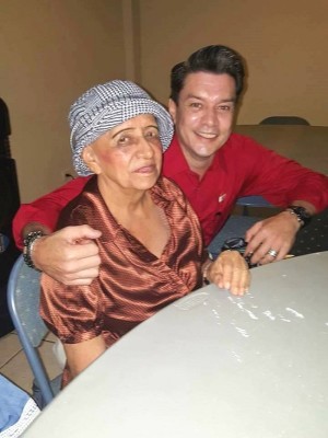 Victor Pineda con una fan