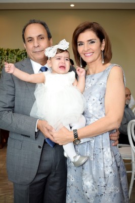 Antonella junto a sus abuelos Omar y Suyapa Monterroso.