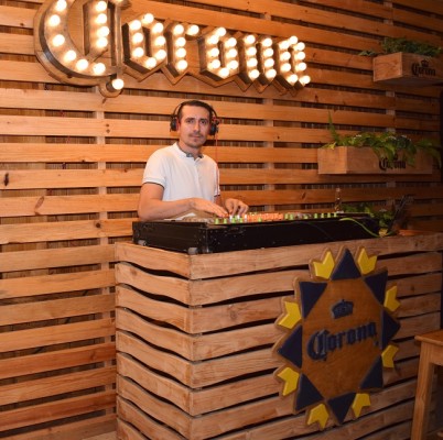 DJ Beis mientras animaba la noche.