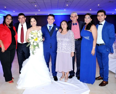 Familiares y amigos de los recien casados, compartieron con ellos la alegría en su gran noche especial