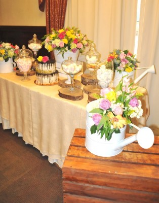 La hermosa Decoración Jardinera fue un diseño creativo de Marcela Cueva de López, con la elaboración de Victor Toledo. El sabroso pastel de cumpleaños fue una propuesta de Mommy´s Cake