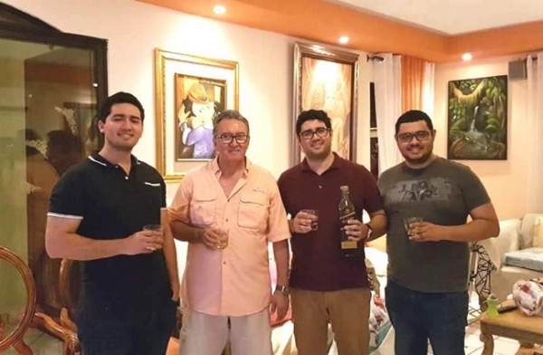 Arnaldo Martinez con sus amigos disfrutando el regalo de su hijo