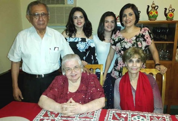 El Dr. Alfredo Pineda Meza, acompañado de su esposa, su hija Hannia y nietas.