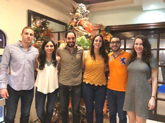 Andrea de Peralta con la familia Peterson